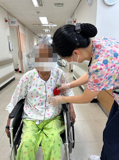 어버이날 카네이션 달아 드리기